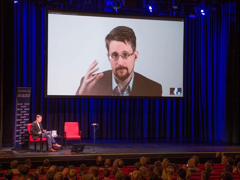Edward Snowden ist im September 2019 auf einer Video-Leinwand in der Urania in Berlin zu sehen, während er bei einer Liveübertragung über sein Buch "Permanent Record: Meine Geschichte" spricht.